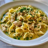Slow Cooker Chicken and Noodles: Creamy